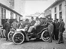 Wilhelm Maybach (9. Februar 1846 bis 29. Dezember 1929), vorn auf dem Beifahrersitz in einem Mercedes-Simplex 18/22 PS. Foto aus dem Jahr 1903 im Fabrikhof des Cannstatter Werks der Daimler-Motoren-Gesellschaft.